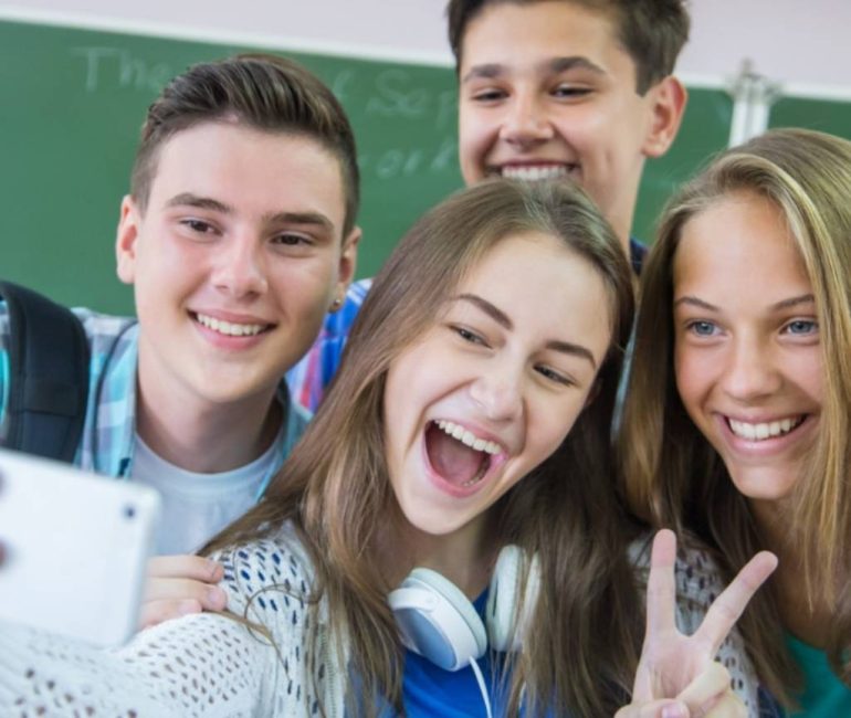 La Nueva Red Social de los Adolescentes: Explora "La Vecindad"